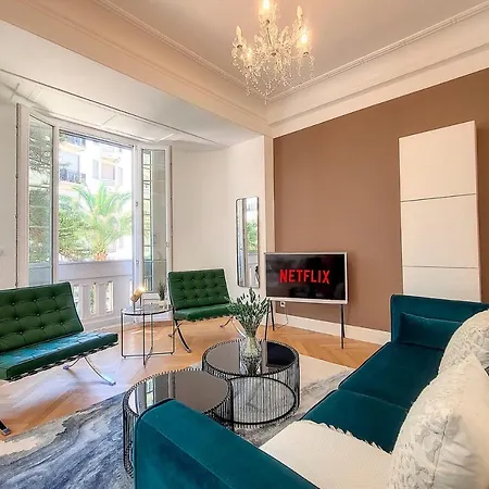 Nestor&jeeves - Standing Baquis - - Close Sea