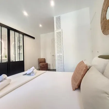 Nestor&jeeves - Standing Baquis - - Close Sea