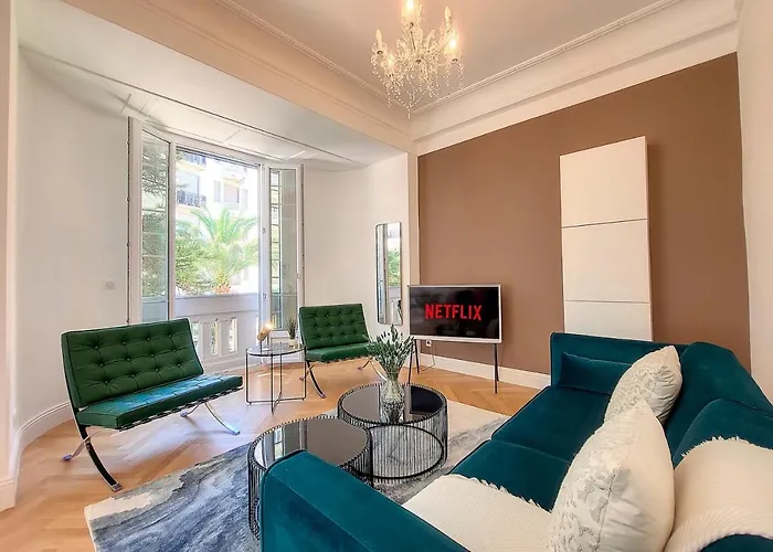 Nestor&jeeves - Standing Baquis - - Close Sea