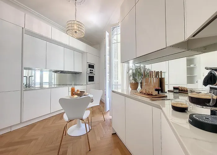 Nestor&jeeves - Standing Baquis - - Close Sea Niza