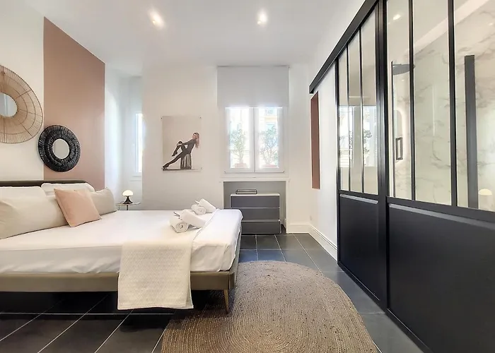 Nestor&jeeves - Standing Baquis - - Close Sea Niza